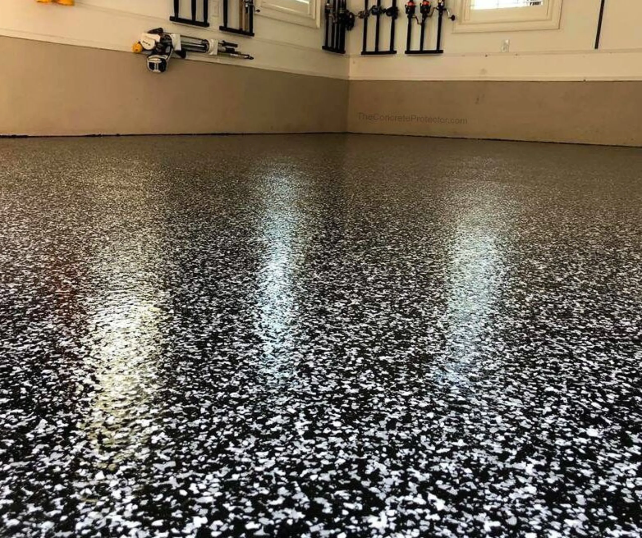 Garage floor with a speckled chip coating and high-gloss topcoat