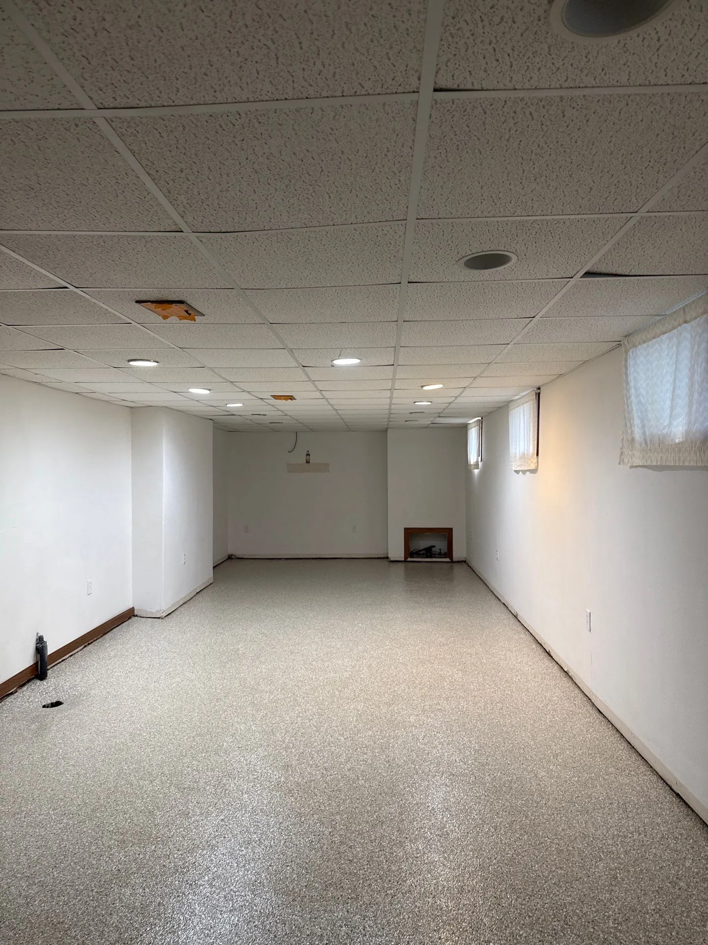 Finished basement floor with a seamless quartz coating